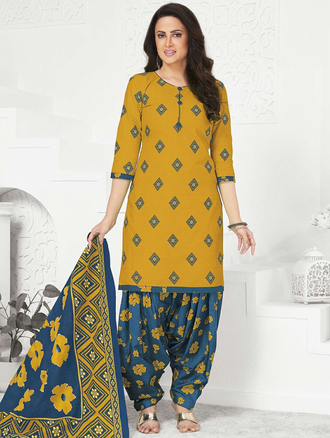 women printed three quarter sleeve kurta patiala with dupatta set