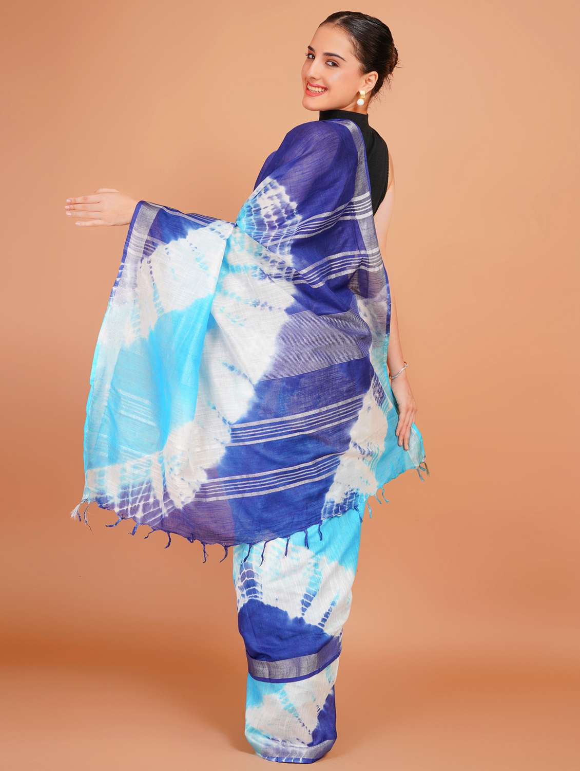 women tie & dye printed saree with blouse - 22253400 -  Standard Image - 4