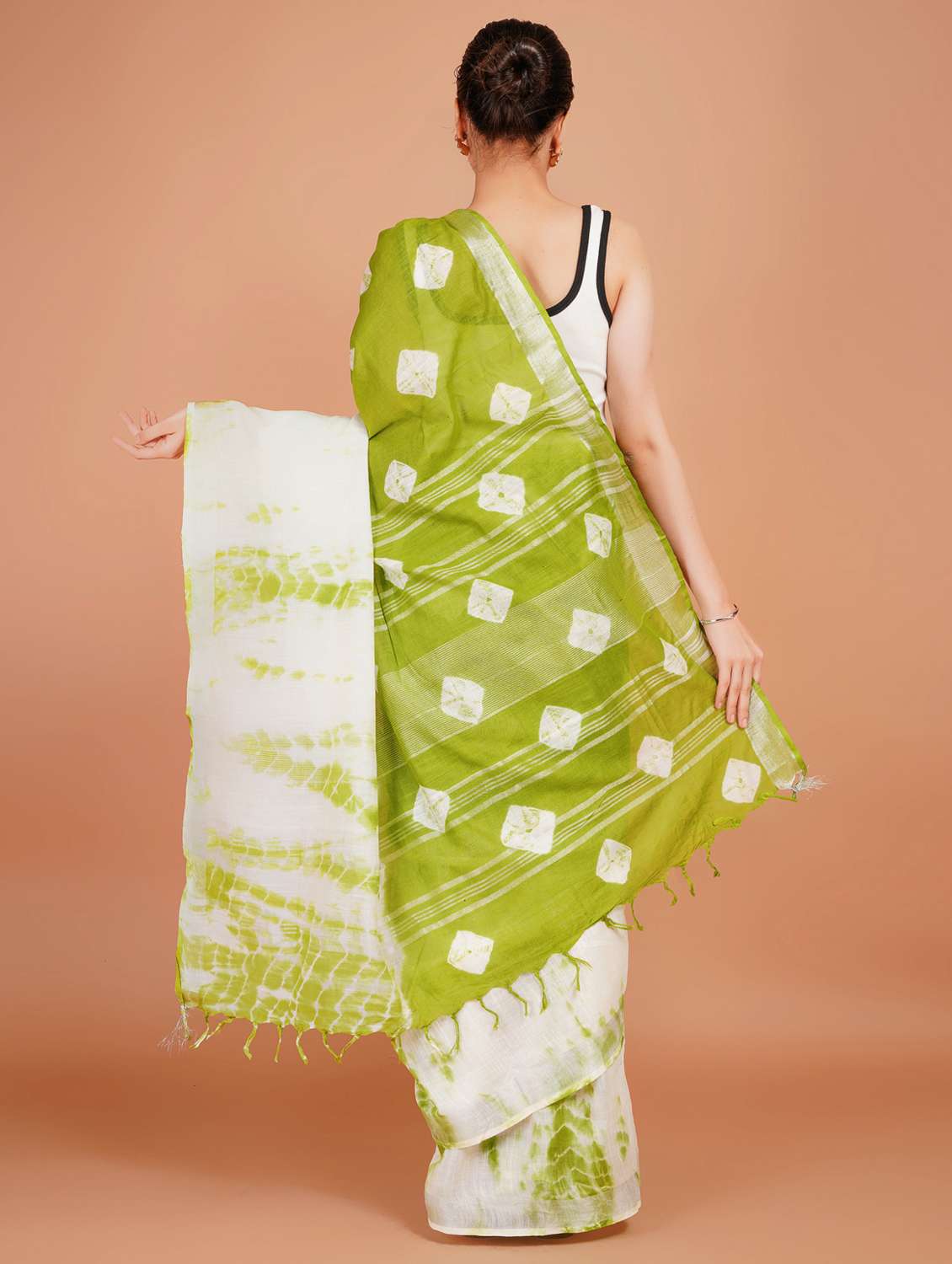 women tie & dye printed saree with blouse - 22253401 -  Standard Image - 4