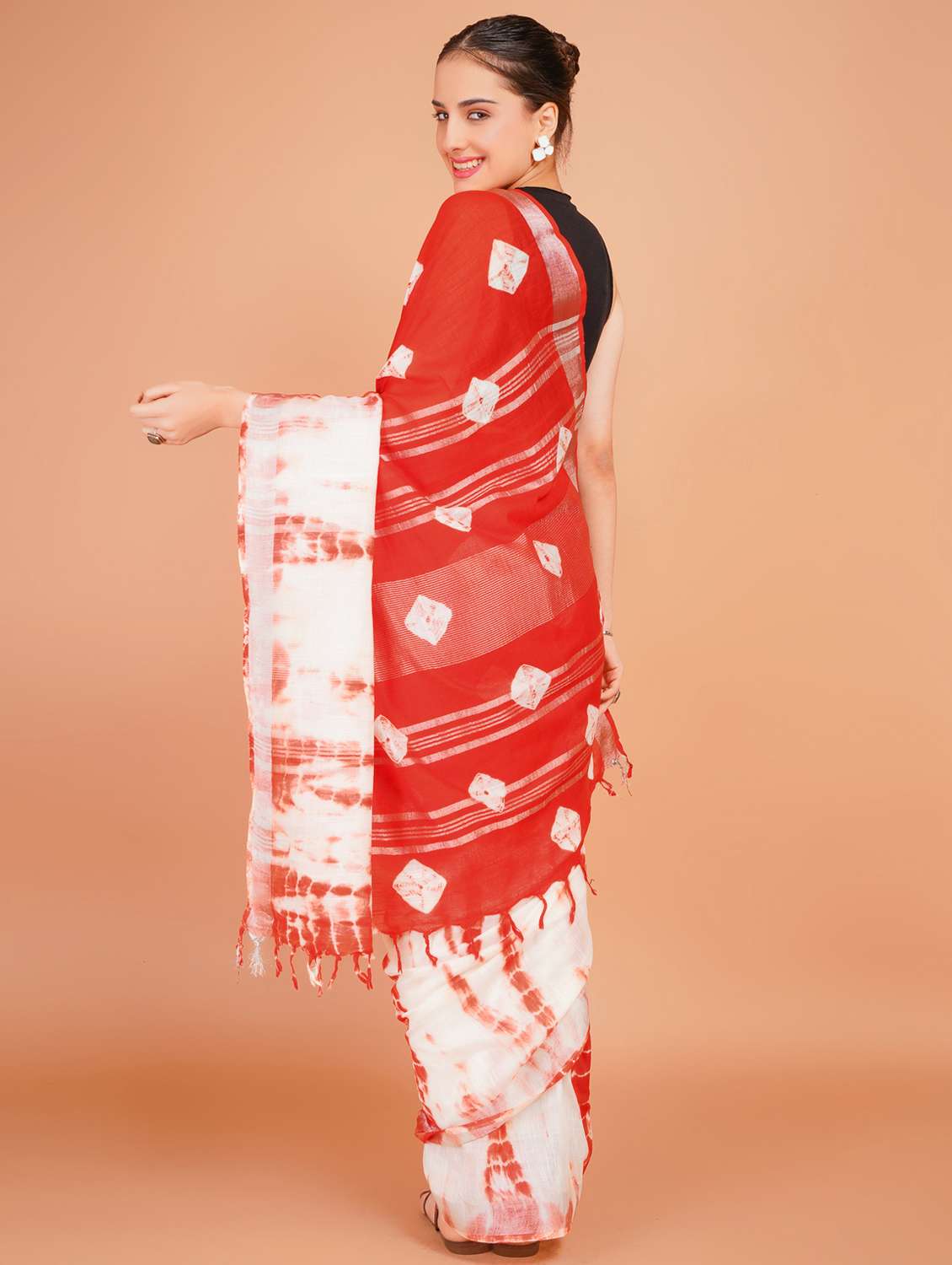 women tie & dye printed saree with blouse - 22253404 -  Standard Image - 4