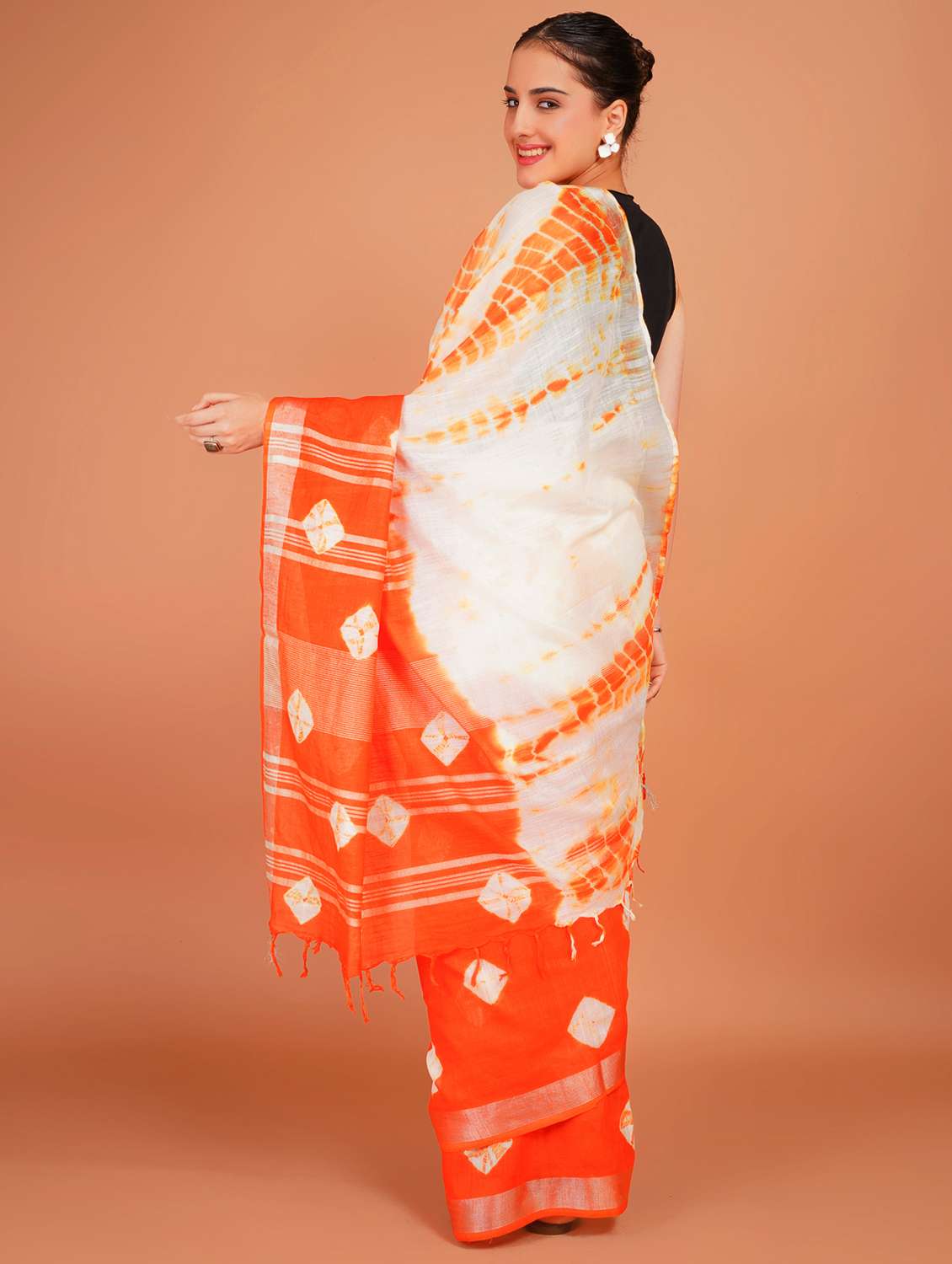 women tie & dye printed saree with blouse - 22253405 -  Standard Image - 4