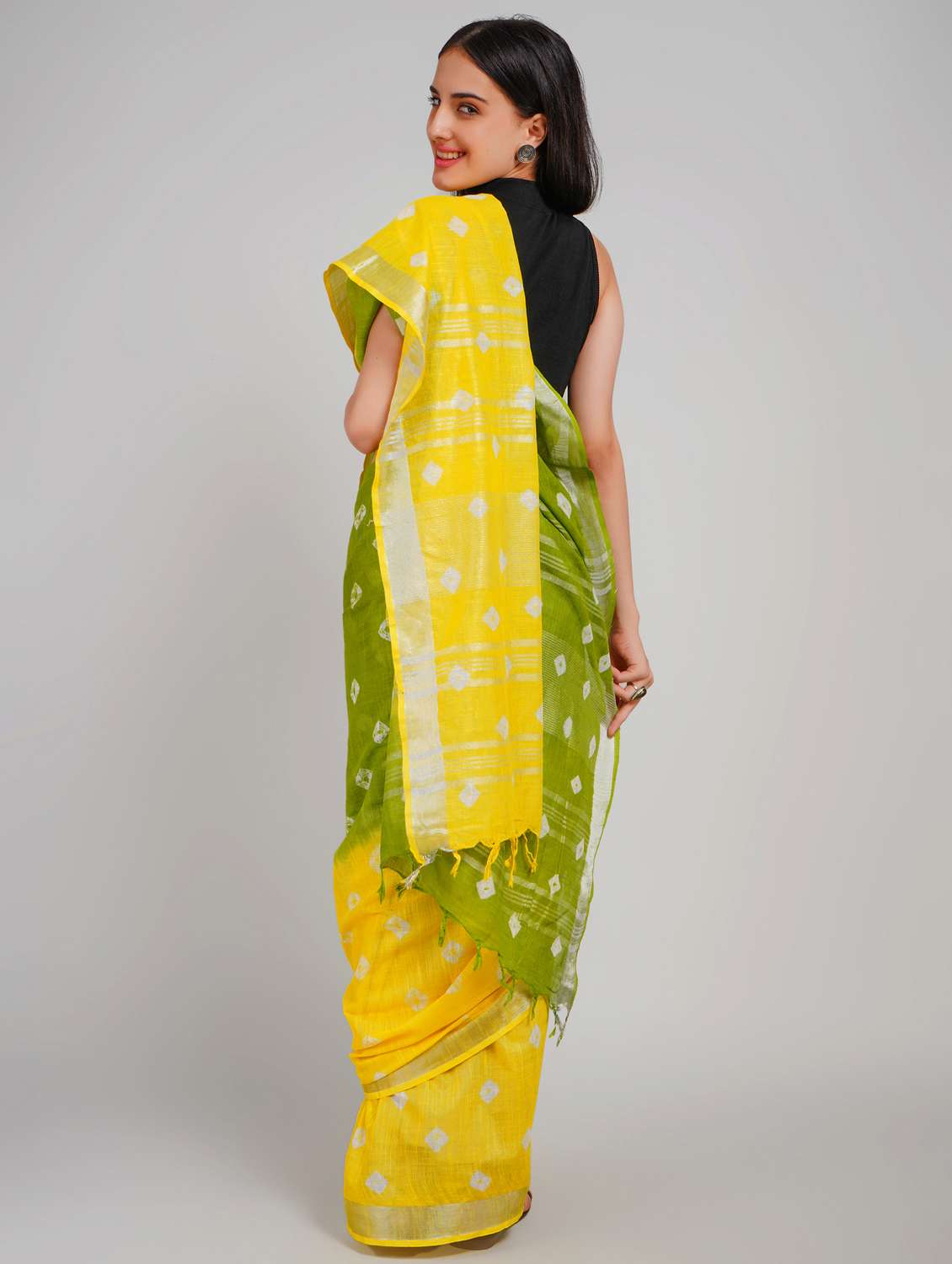 women tie & dye printed saree with blouse - 22253406 -  Standard Image - 4