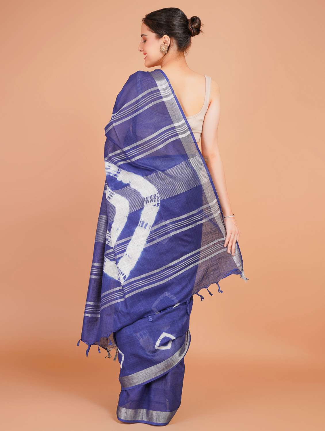 women tie & dye printed saree with blouse - 22253408 -  Standard Image - 4