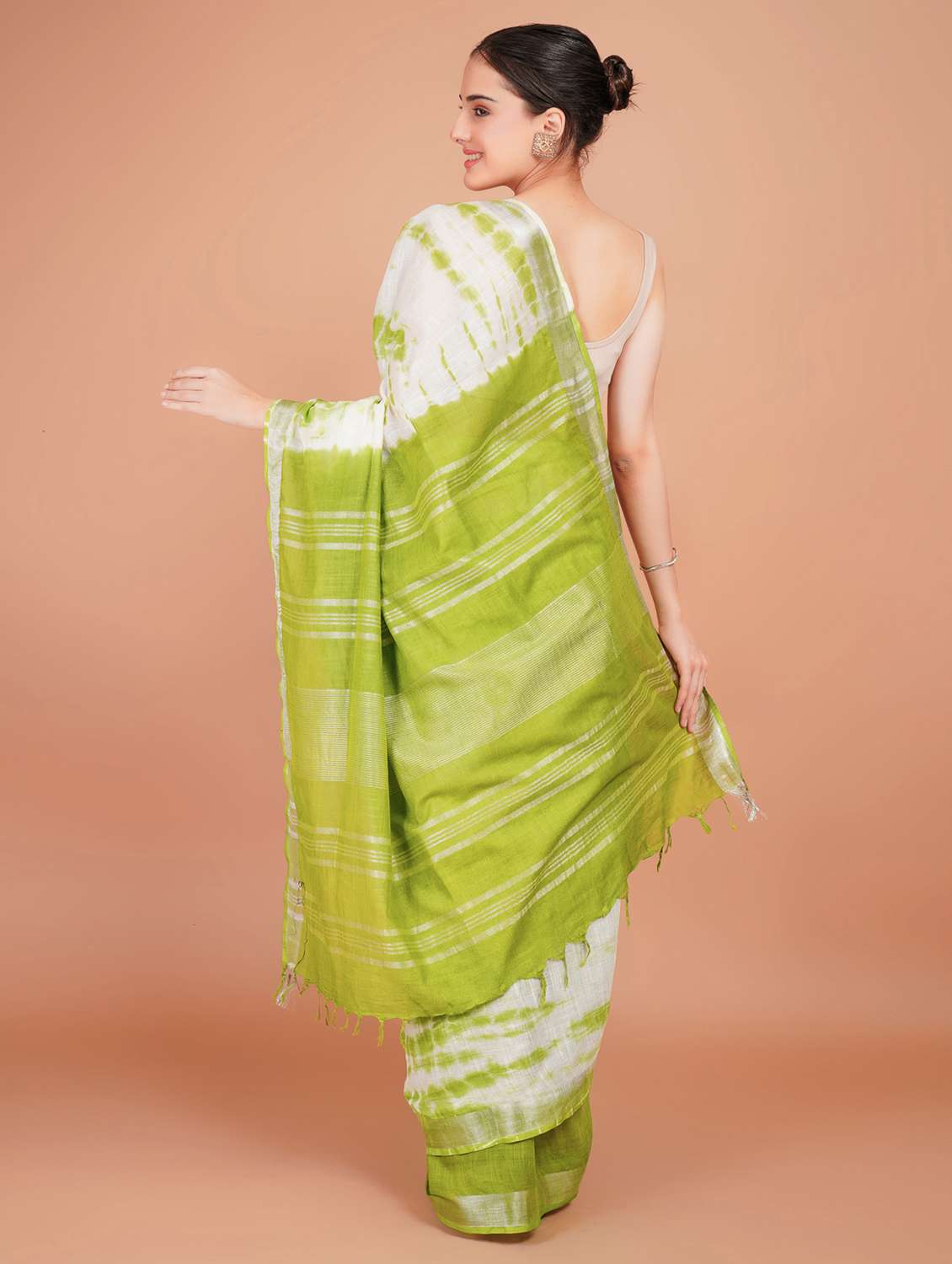 women tie & dye printed saree with blouse - 22253413 -  Standard Image - 4