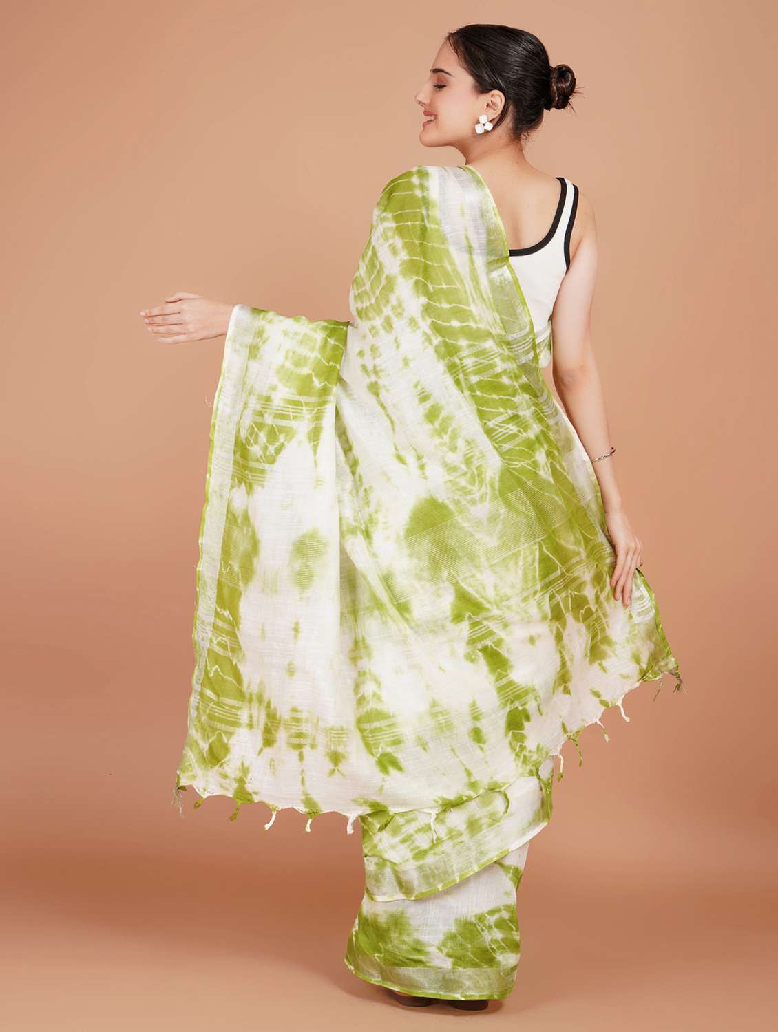 women tie & dye printed saree with blouse - 22253418 -  Standard Image - 4