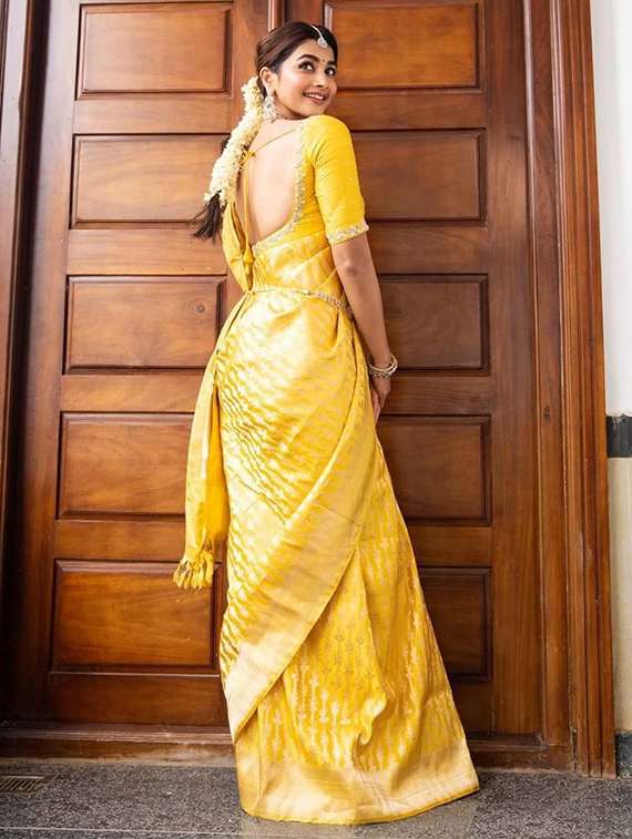 women self design banarasi saree with blouse - 22253493 -  Standard Image - 1