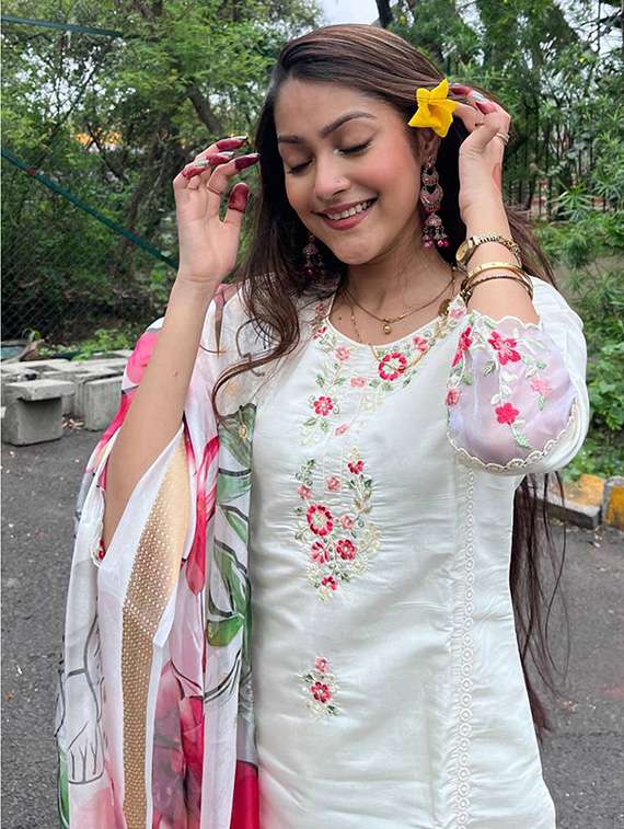 women solid with work three quarter sleeve kurta pant with dupatta set - 22253587 -  Standard Image - 4