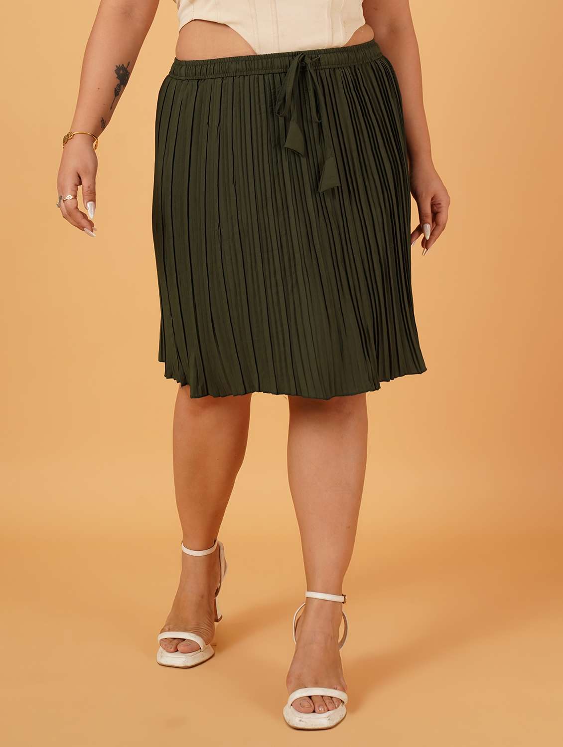 women plus size solid mid rise pleated skirt