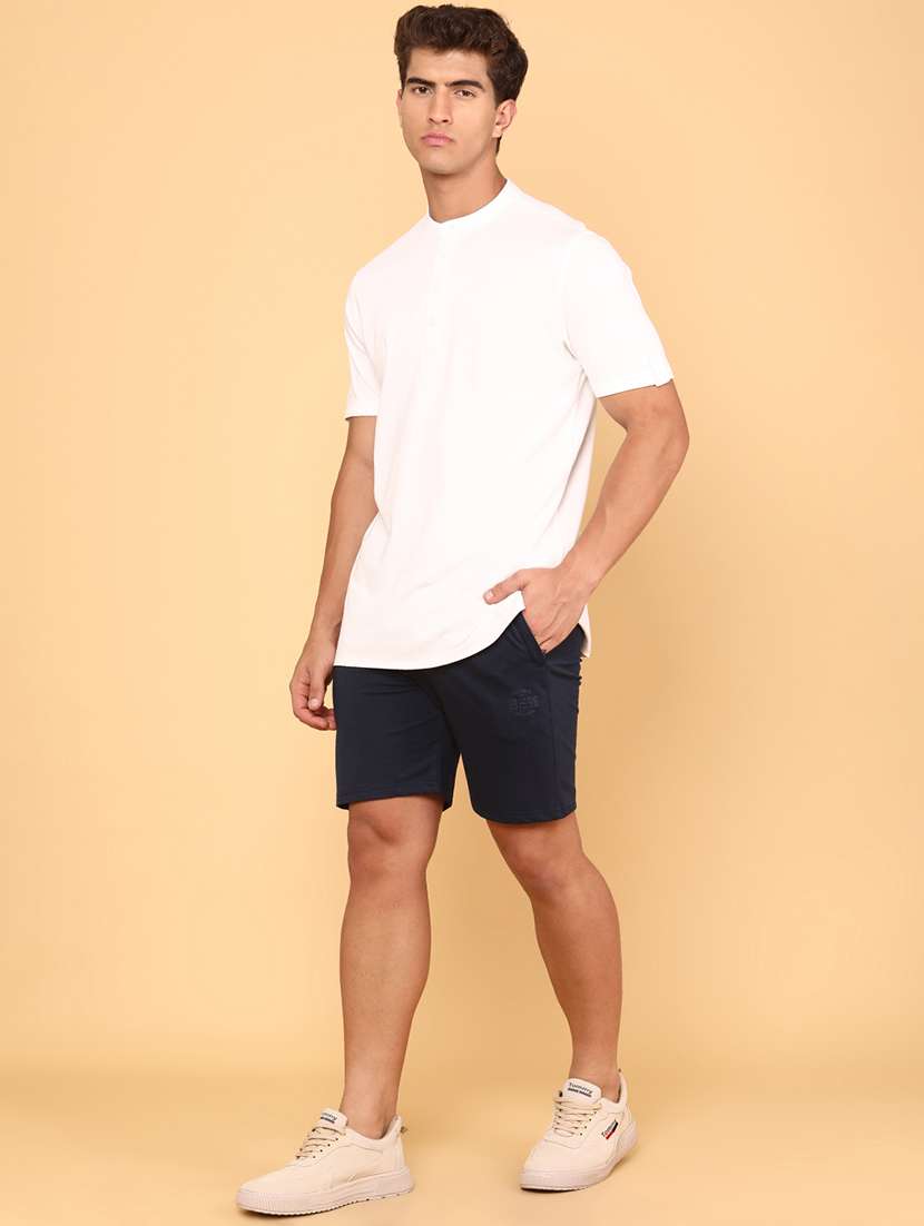 men solid mid rise slim fit short - 22266609 -  Standard Image - 4