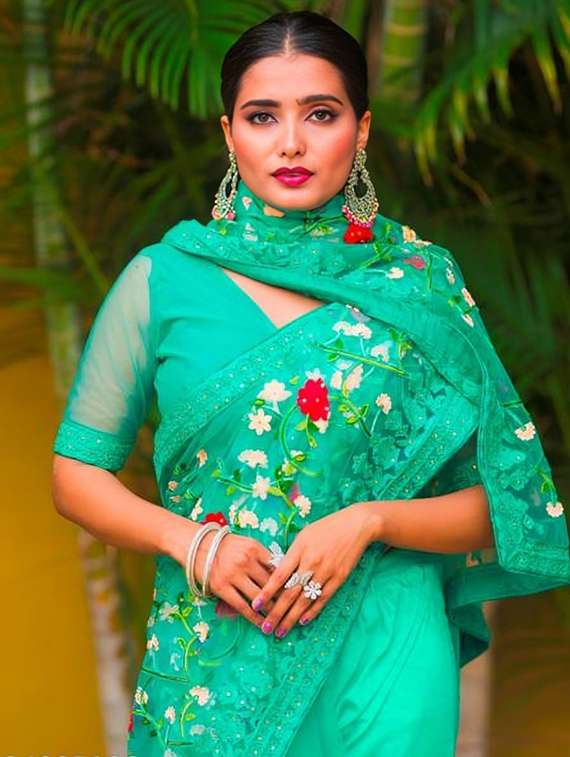 women solid with work embroidered saree with blouse - 22271928 -  Standard Image - 4