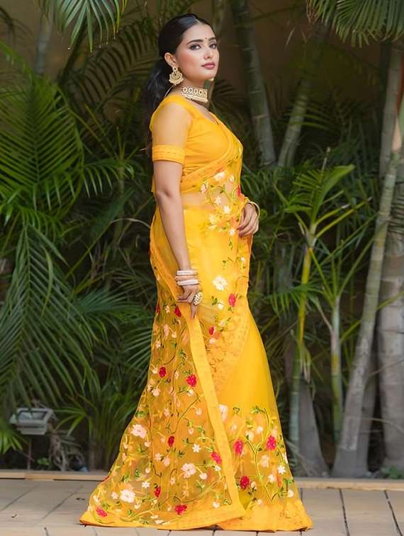 women solid with work embroidered saree with blouse - 22271929 -  Standard Image - 4