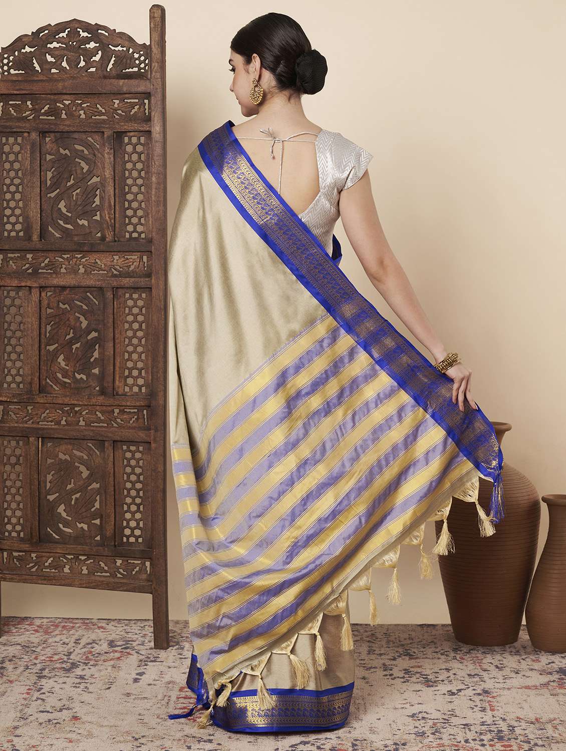 women solid with bordered saree with blouse - 22272740 -  Standard Image - 4