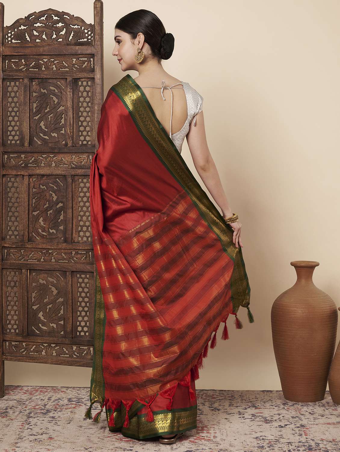 women solid with bordered saree with blouse - 22272742 -  Standard Image - 4