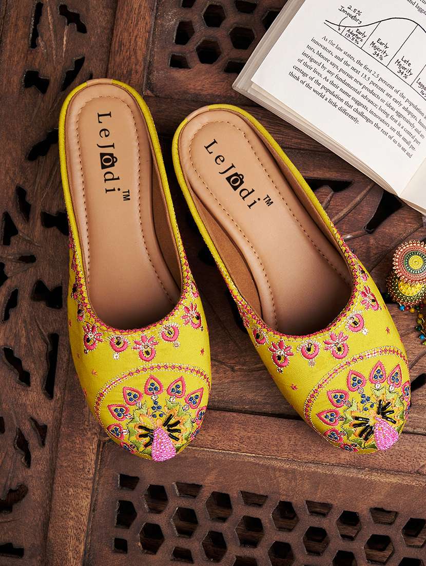 women embroidered slip on mojari