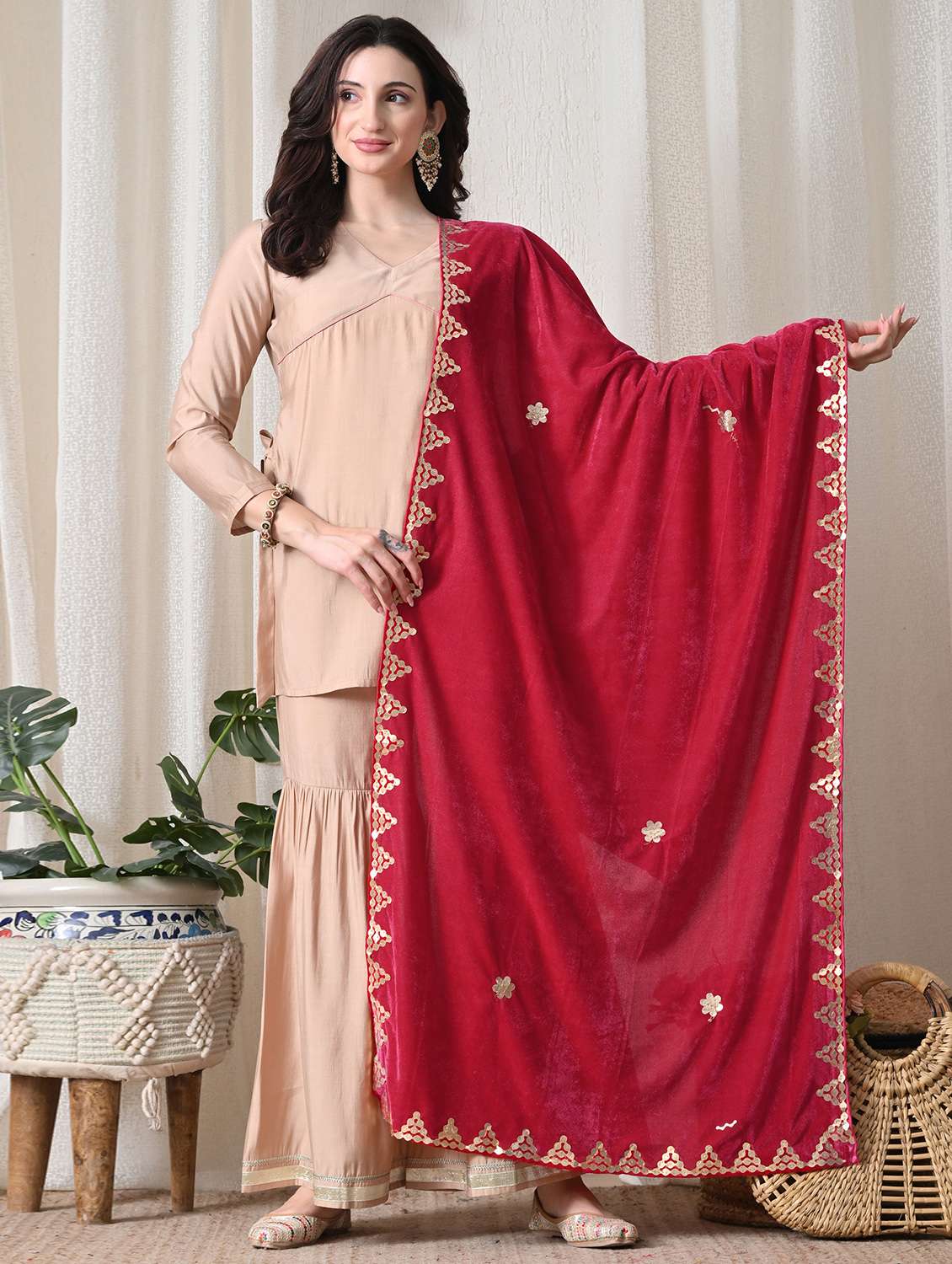 women gota detailed velvet dupatta