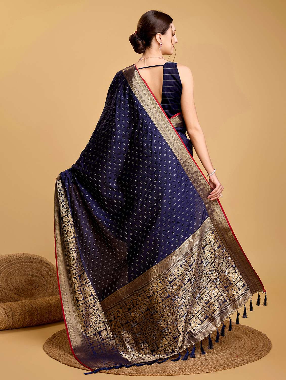 women self design banarasi saree with blouse - 22274026 -  Standard Image - 4