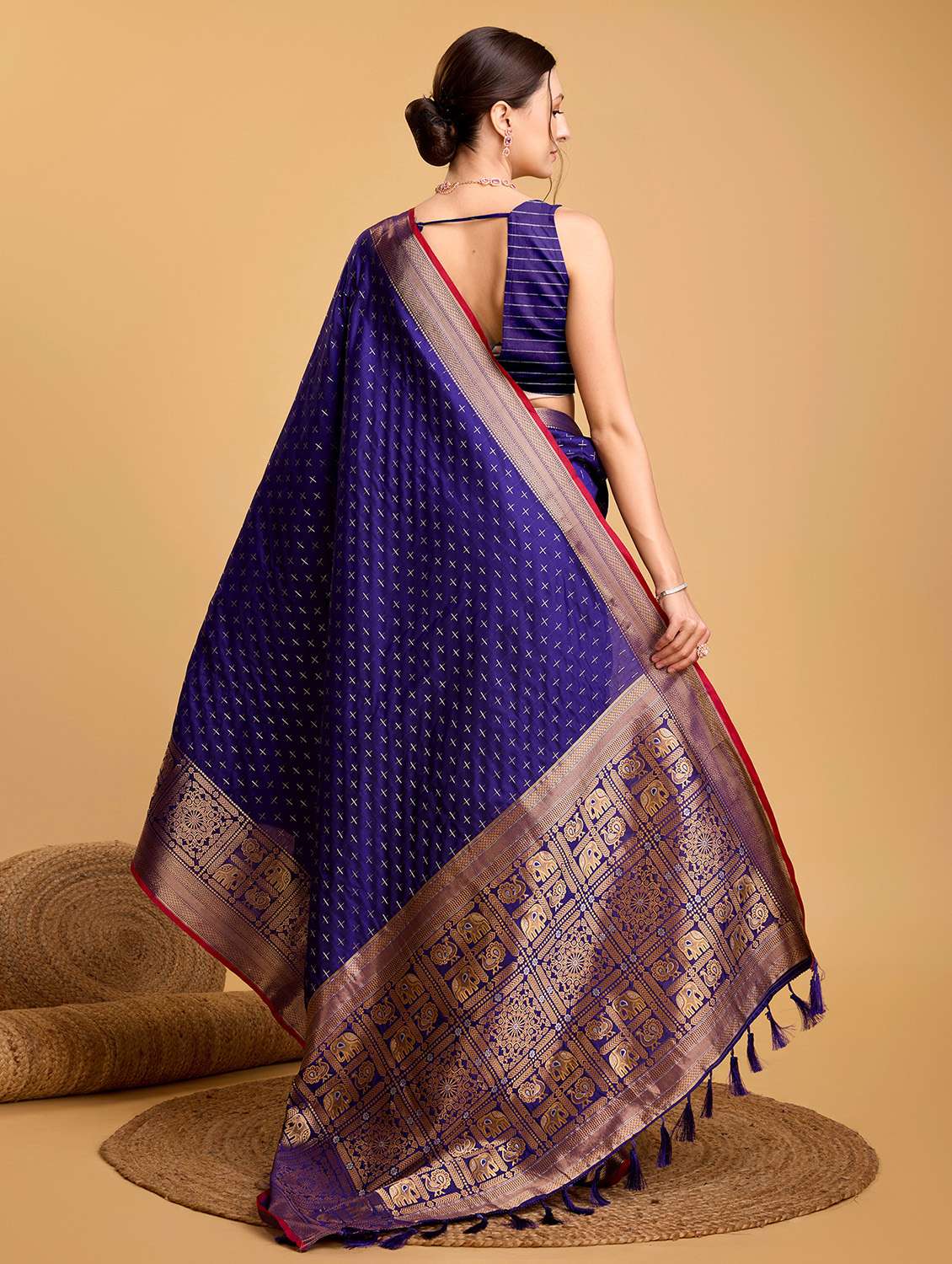 women self design banarasi saree with blouse - 22274029 -  Standard Image - 4