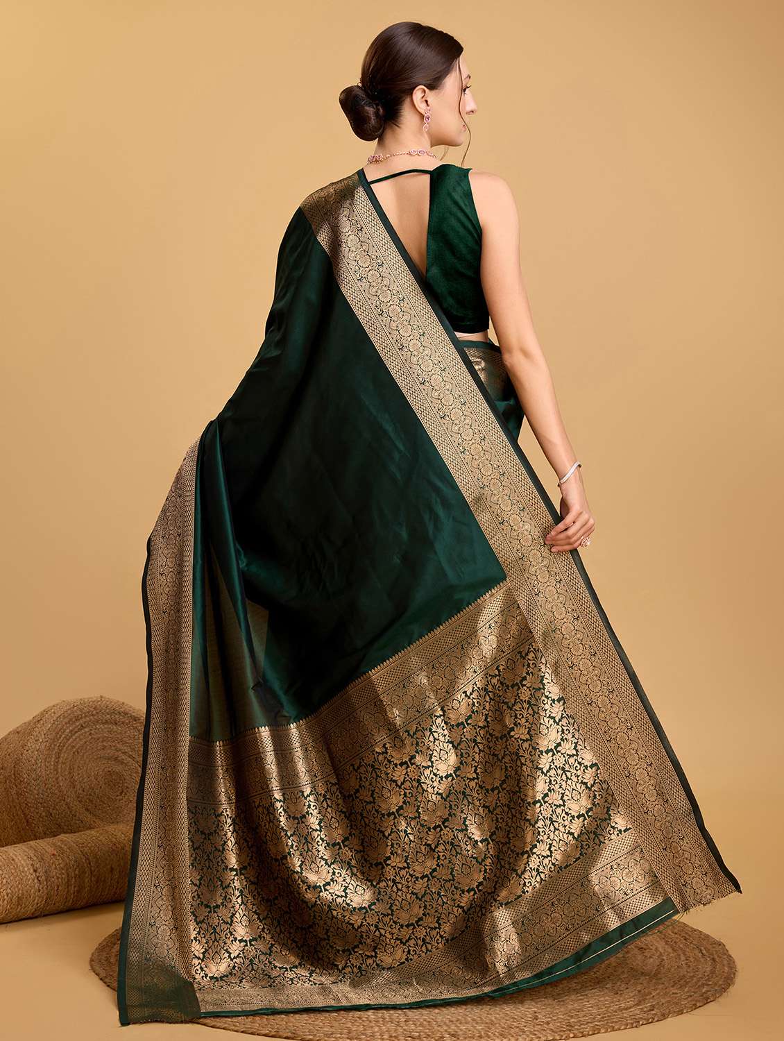 women solid with bordered saree with blouse - 22274031 -  Standard Image - 4
