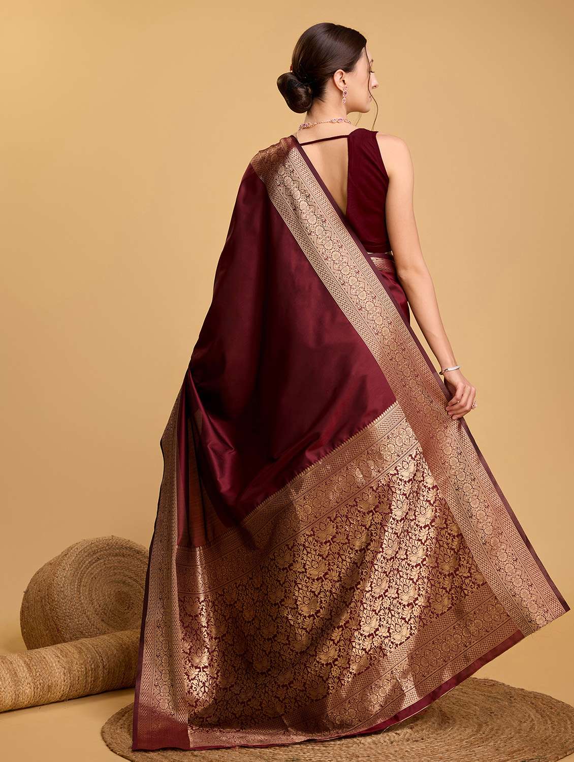 women solid with bordered saree with blouse - 22274033 -  Standard Image - 4