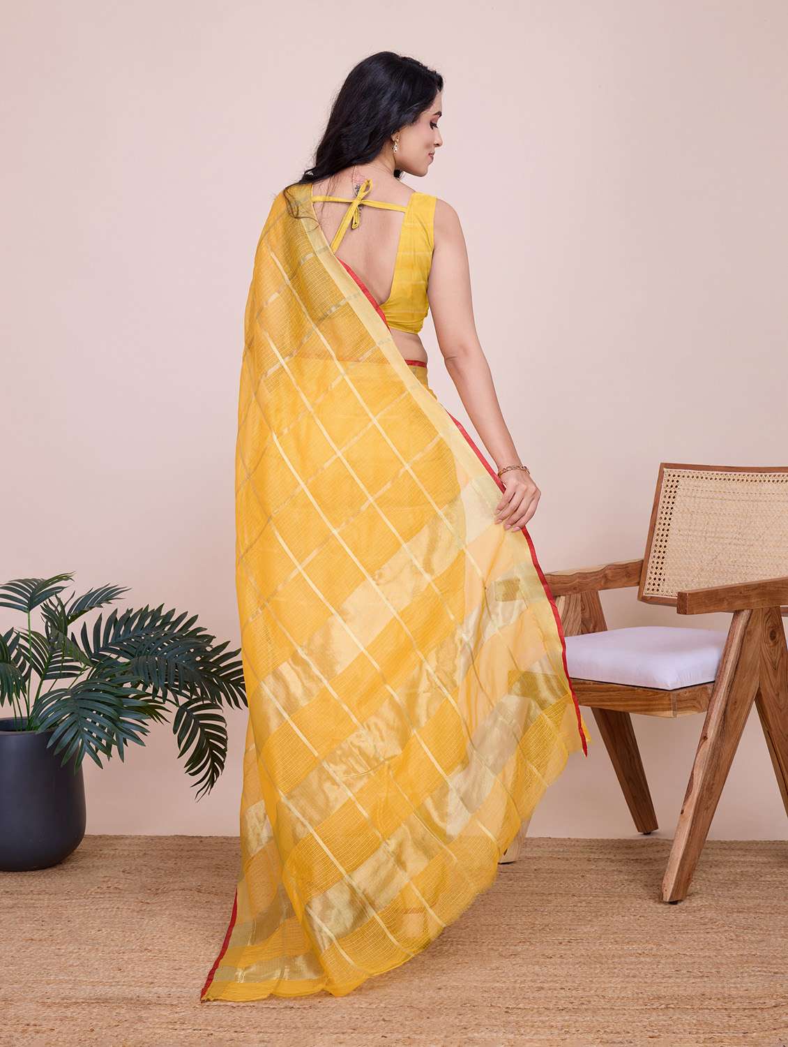 women checkered bordered saree with blouse - 22274042 -  Standard Image - 4