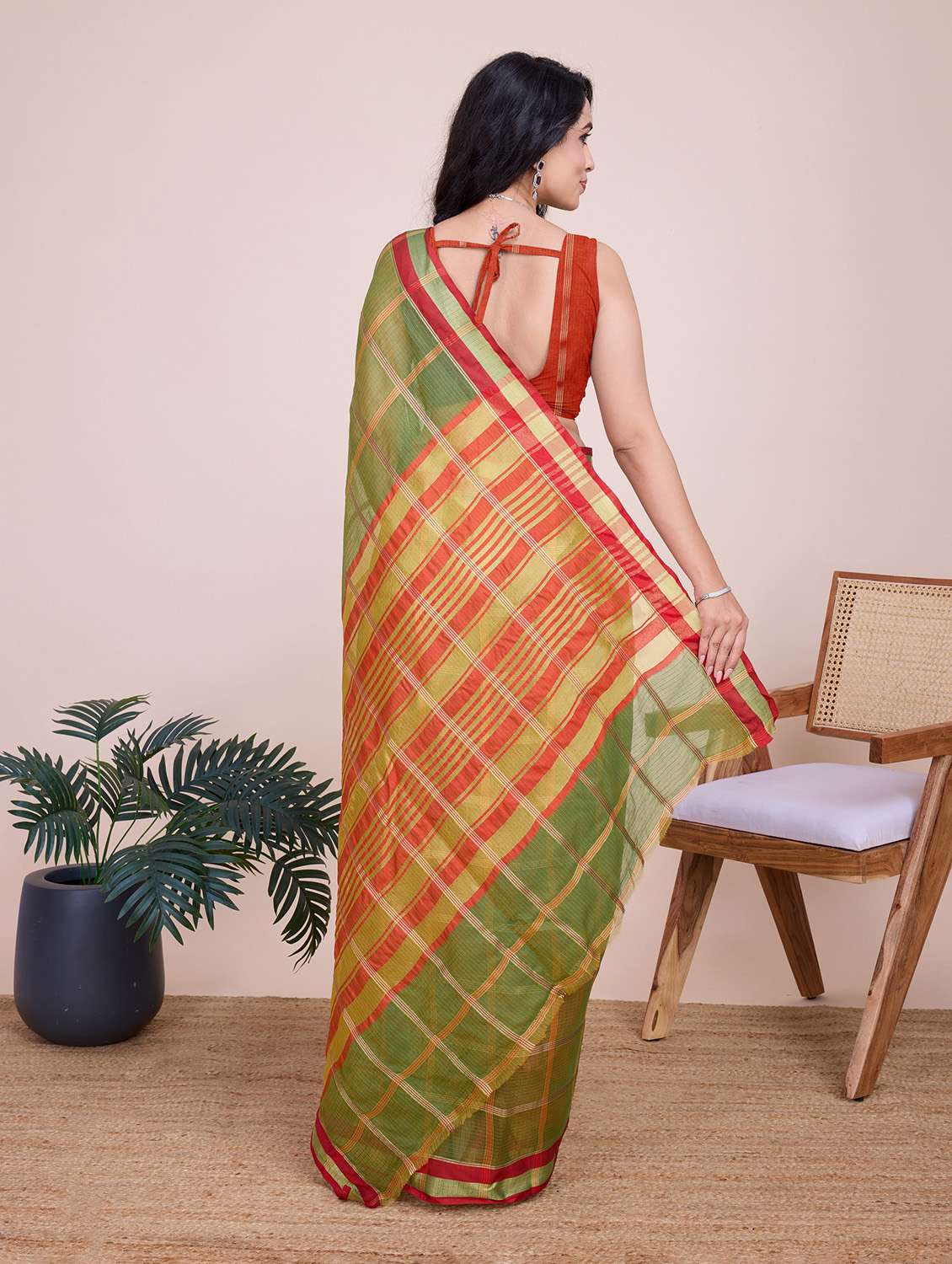 women checkered bordered saree with blouse - 22274043 -  Standard Image - 4