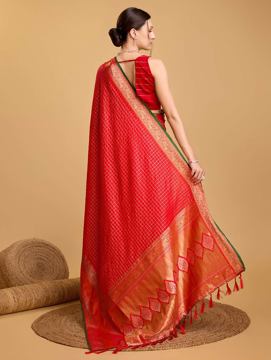 women checkered bordered saree with blouse - 22274069 -  Standard Image - 4
