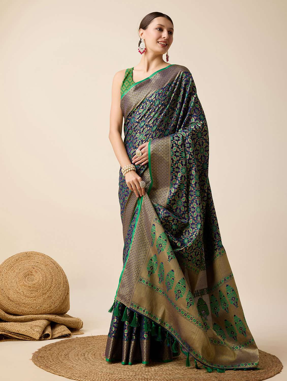 women self design banarasi saree with blouse - 22274075 -  Standard Image - 4