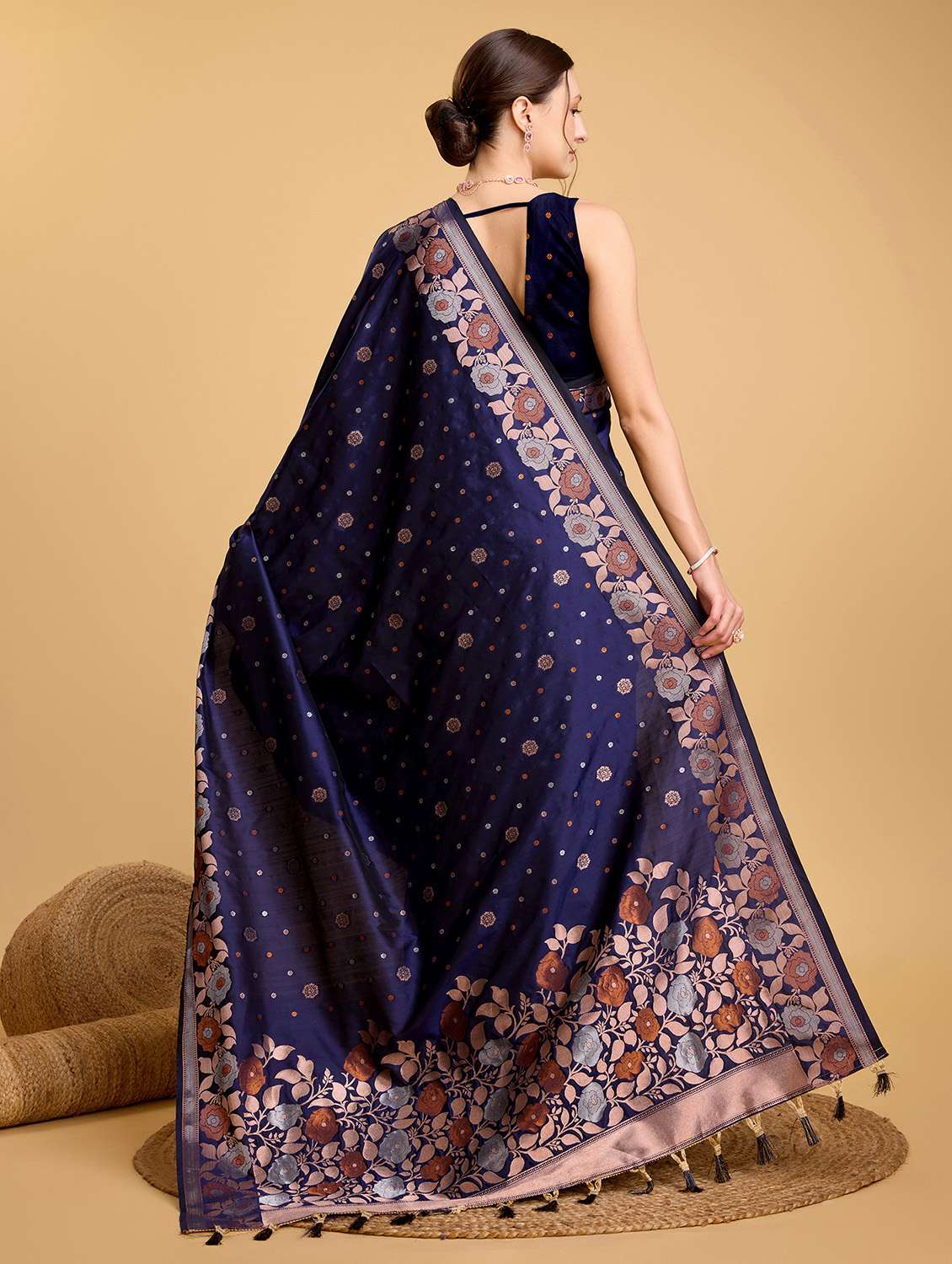 women self design banarasi saree with blouse - 22274091 -  Standard Image - 4