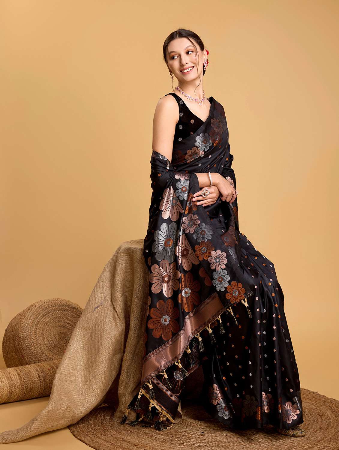 women self design banarasi saree with blouse - 22274094 -  Standard Image - 4