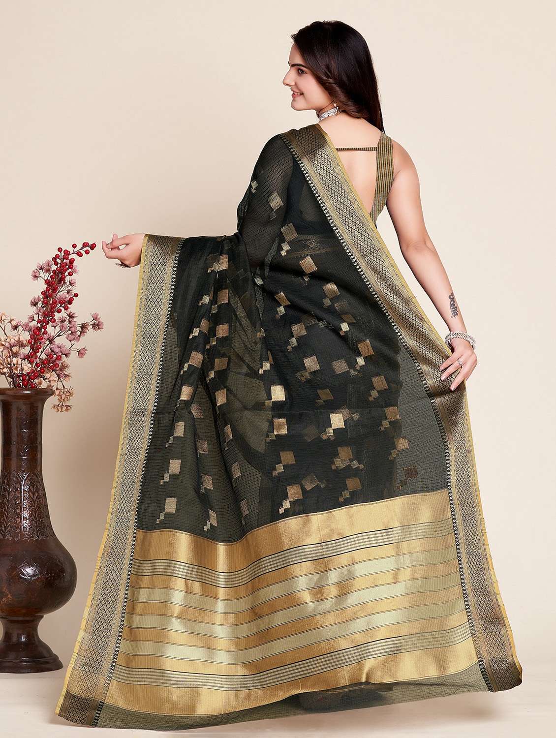 women self design bordered saree with blouse - 22274120 -  Standard Image - 1