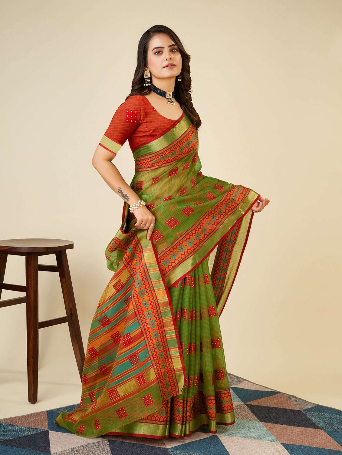 women self design bordered saree with blouse - 22274126 -  Standard Image - 1