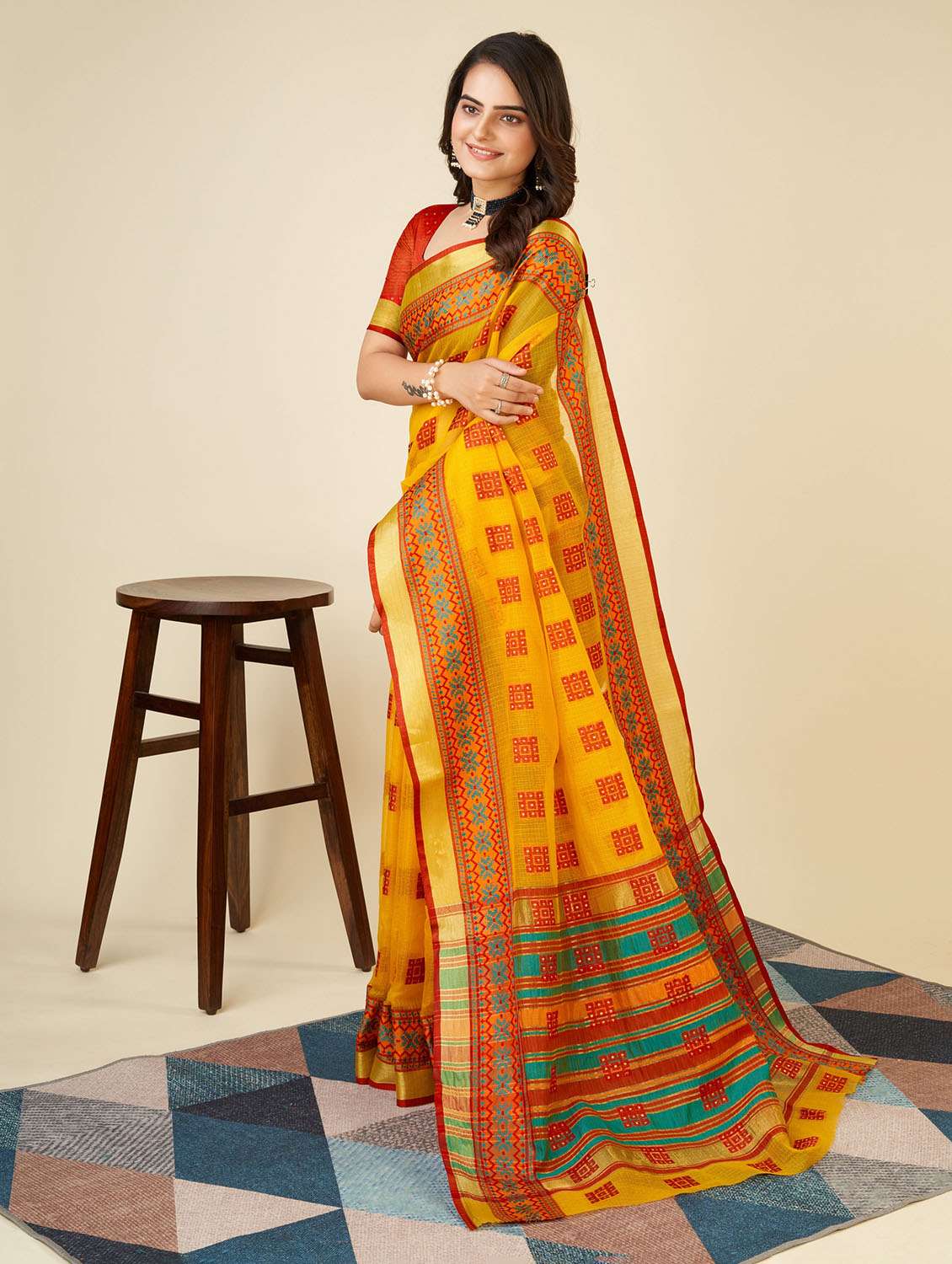 women self design bordered saree with blouse - 22274127 -  Standard Image - 1