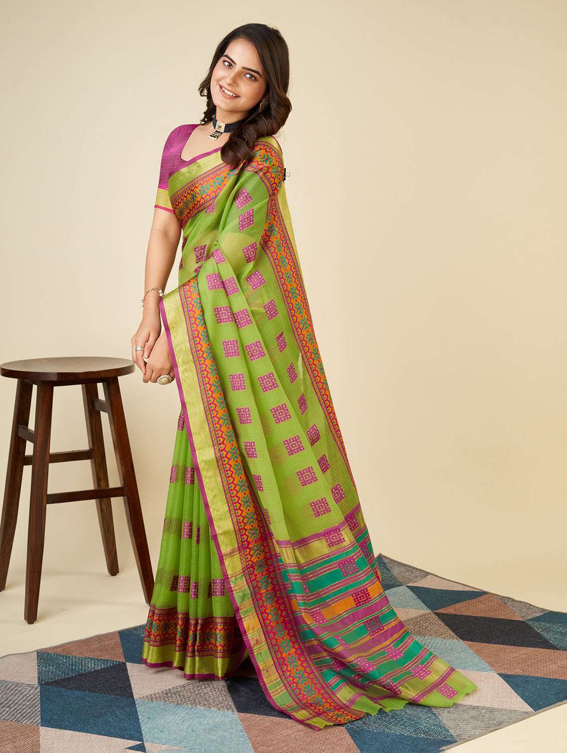 women self design bordered saree with blouse - 22274129 -  Standard Image - 1