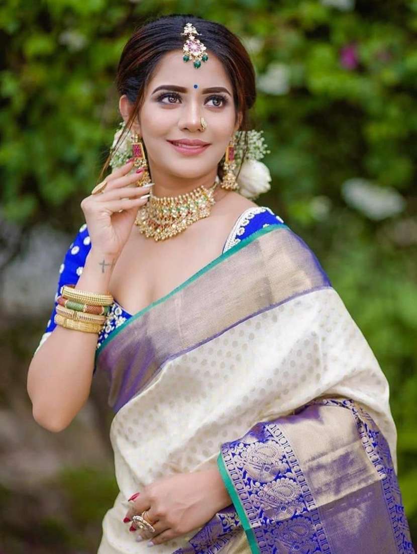 women self design banarasi saree with blouse - 22274180 -  Standard Image - 4