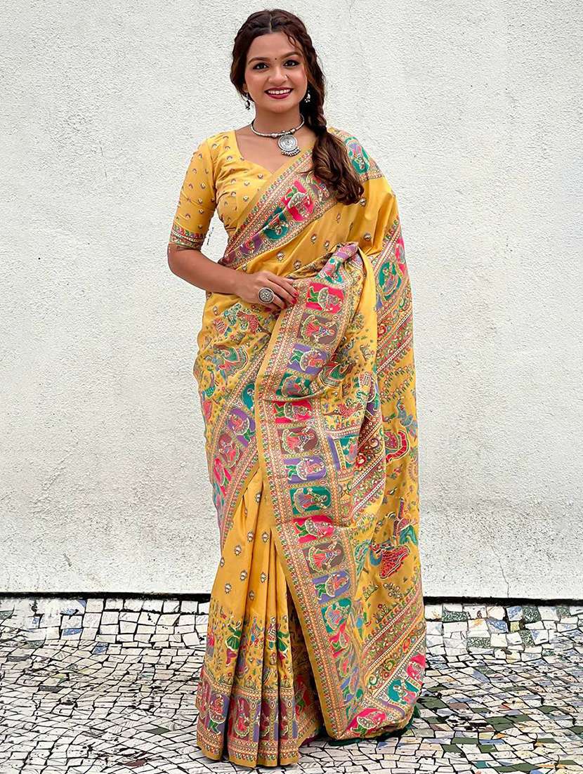 women self design bordered saree with blouse
