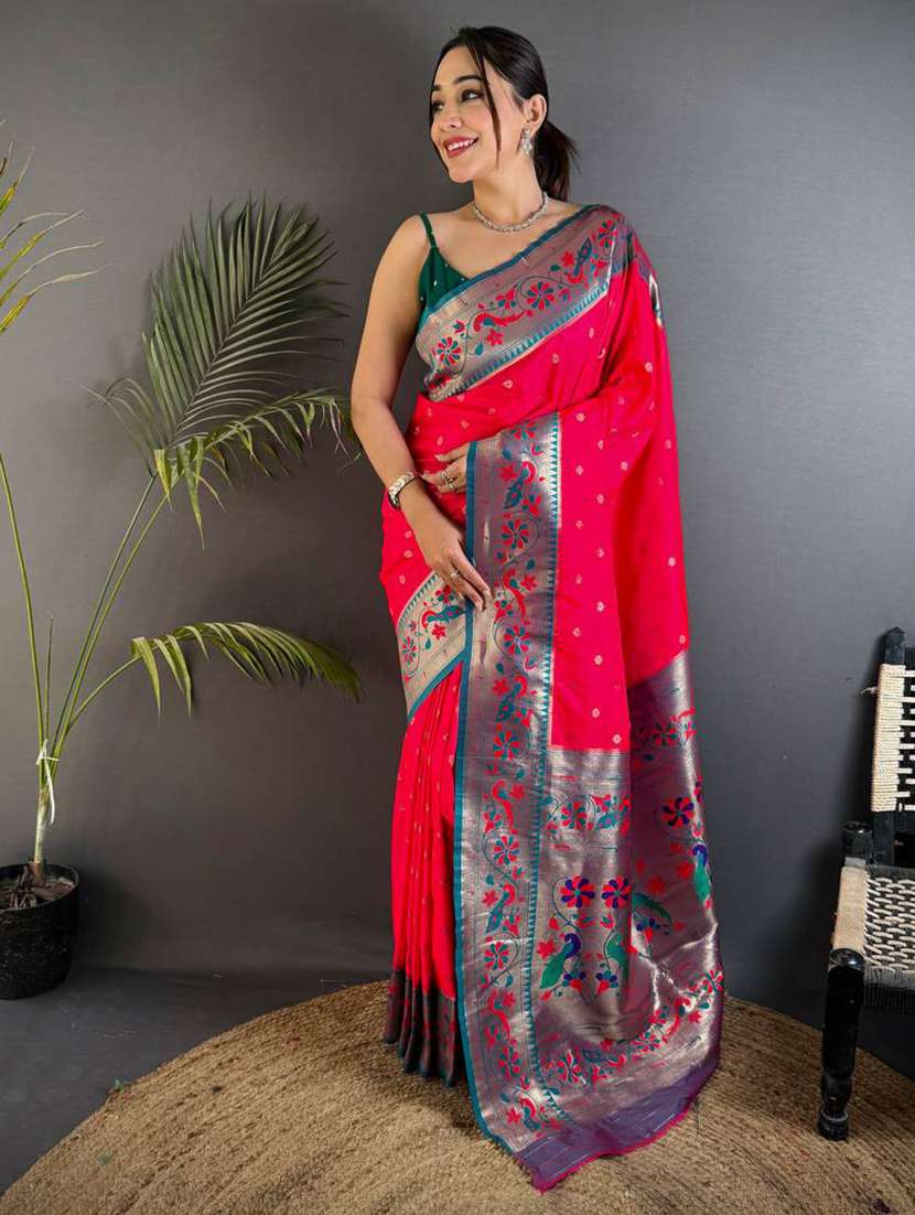 women self design bordered saree with blouse