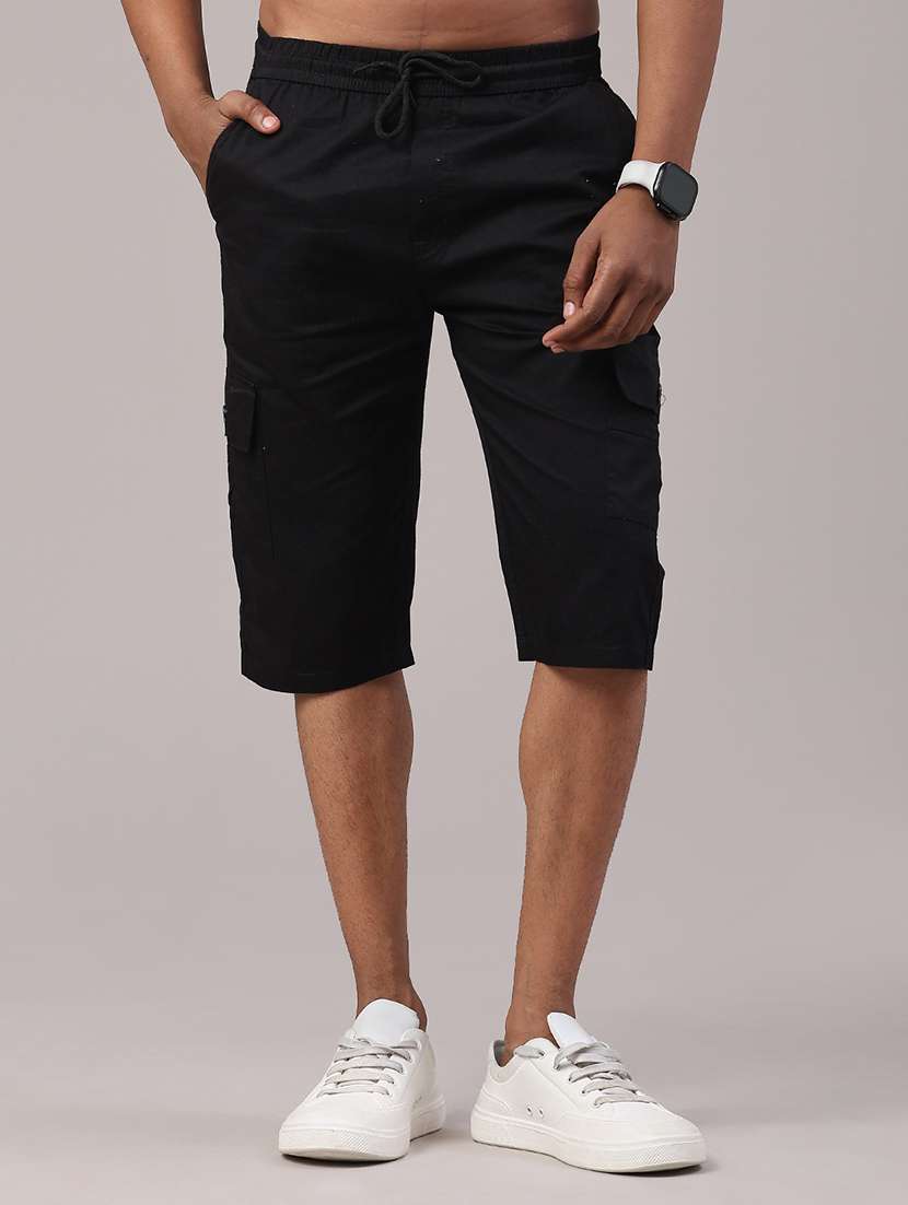 men solid mid rise three - fourth shorts