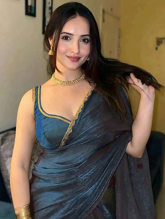 women solid with embellished bordered saree with blouse - 22285397 -  Standard Image - 4