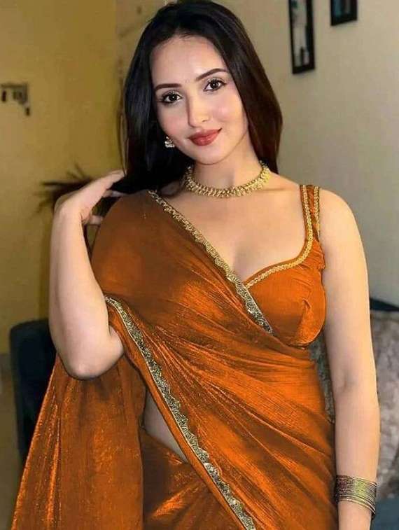 women solid with embellished bordered saree with blouse - 22285398 -  Standard Image - 1