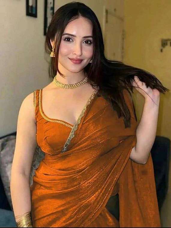 women solid with embellished bordered saree with blouse - 22285398 -  Standard Image - 4