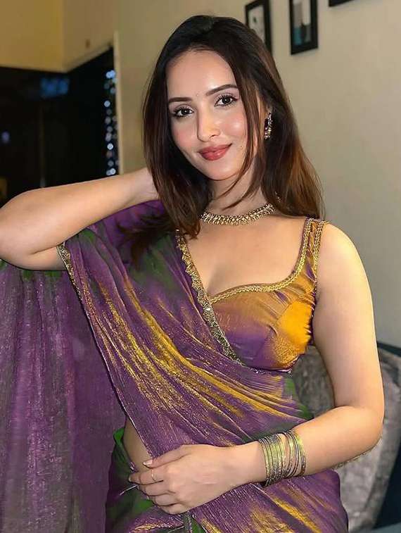 women solid with embellished bordered saree with blouse - 22285399 -  Standard Image - 1