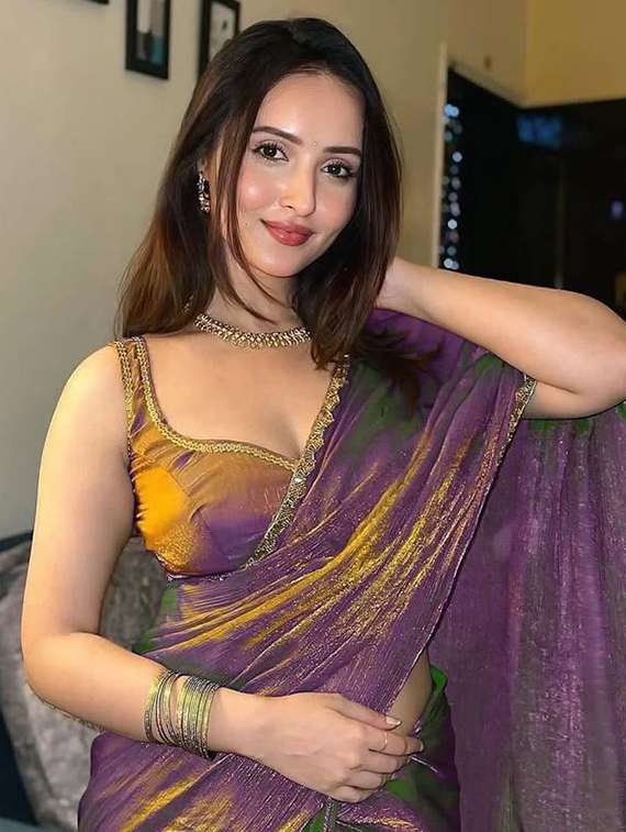 women solid with embellished bordered saree with blouse - 22285399 -  Standard Image - 4