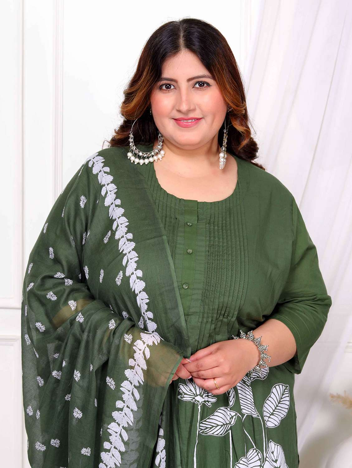 women plus size floral three quarter sleeve kurta pant with dupatta set - 22285697 -  Standard Image - 4