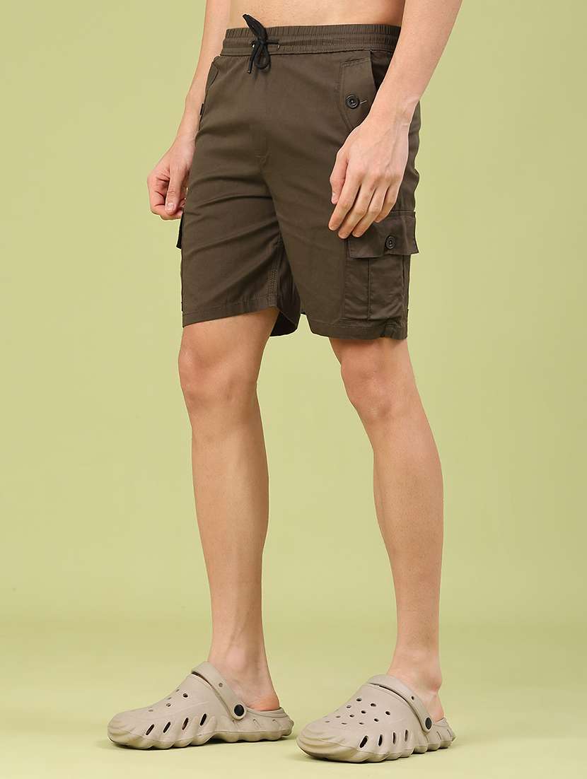 men solid mid rise regular fit cargo shorts