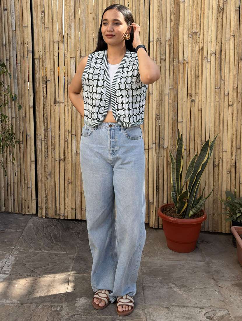 women printed sleeveless crop jacket - 22287692 -  Standard Image - 4