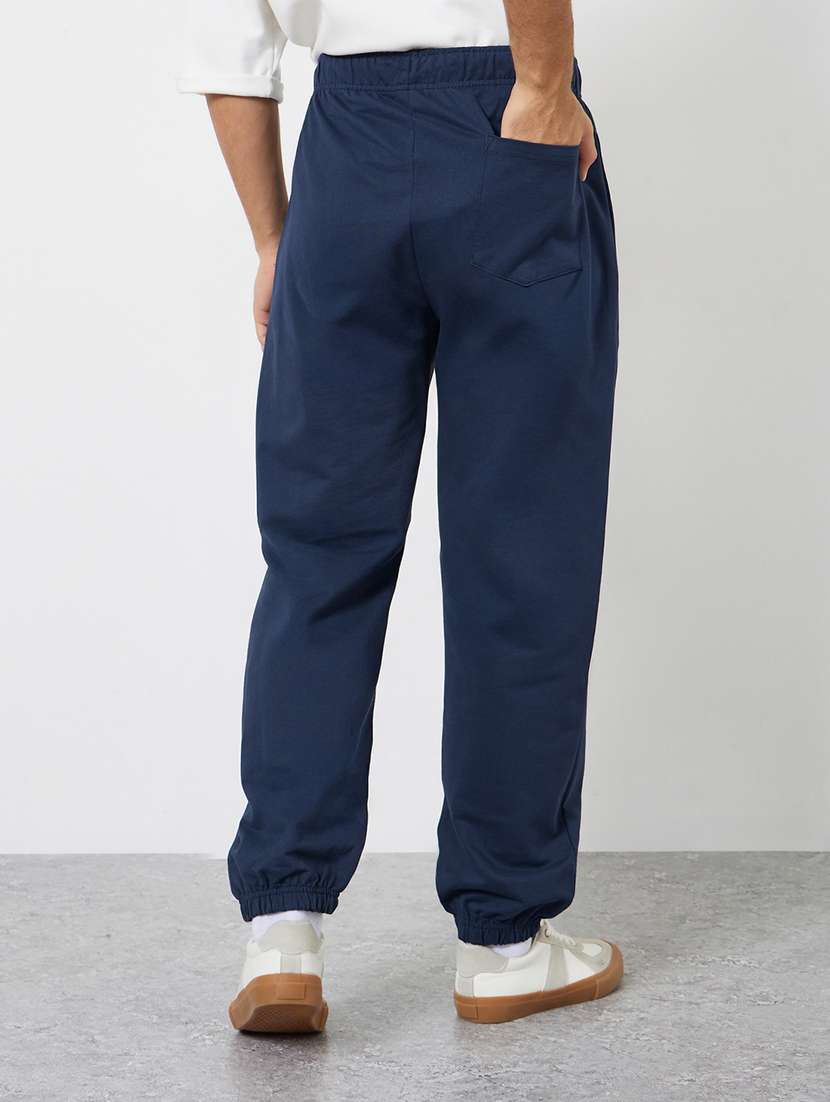 men solid mid rise relaxed fit jogger - 22287909 -  Standard Image - 1