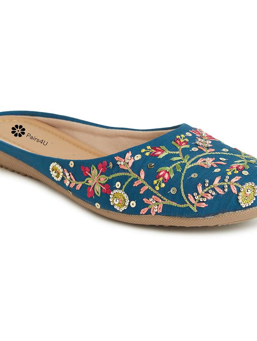 women embroiderd slip on mojari - 22288669 -  Standard Image - 4