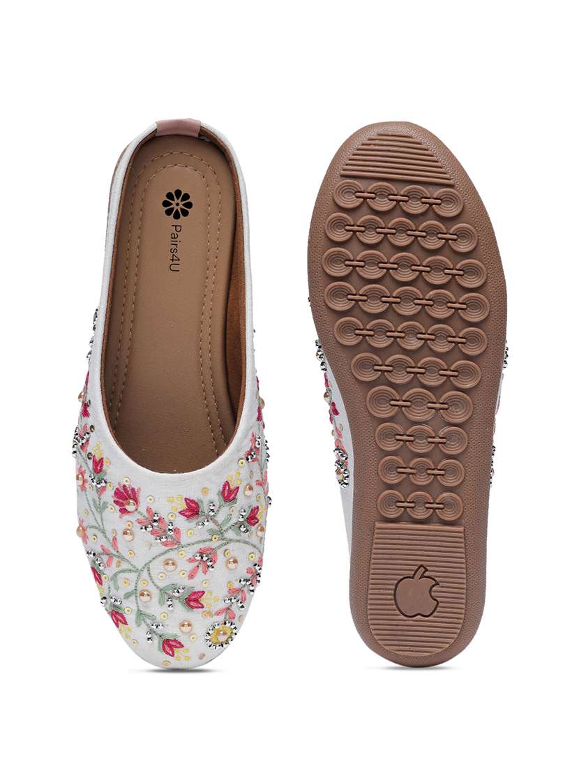 women embroiderd slip on mojari - 22288670 -  Standard Image - 4