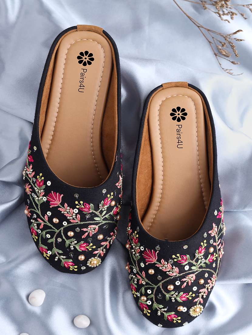 women embroiderd slip on mojari