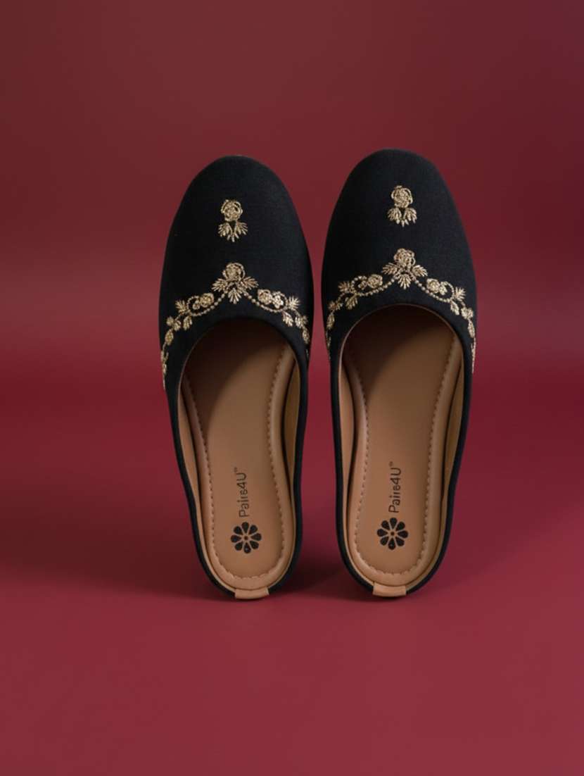 women embroiderd slip on mojari - 22288680 -  Standard Image - 4